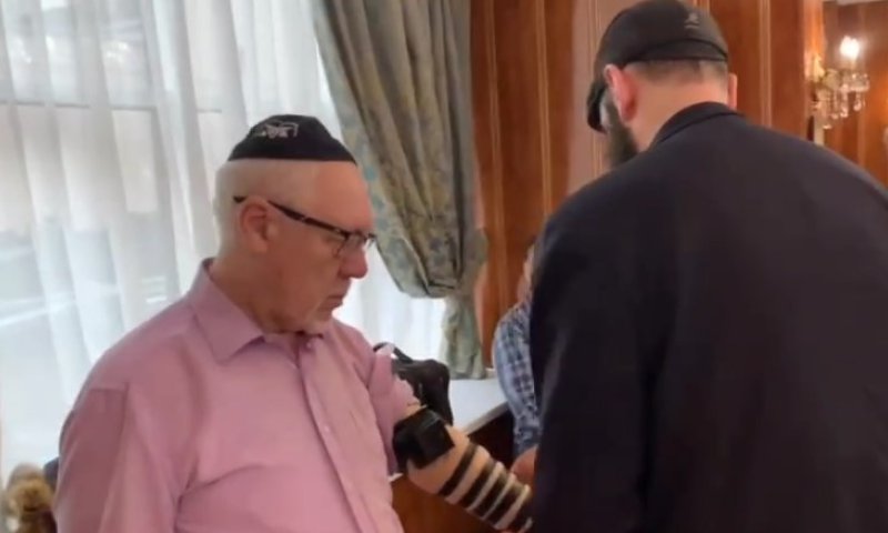 לראשונה בחייו: יהודי הגיע להניח תפילין בבית הכנסת במוסקבה
