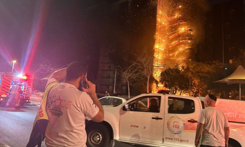 שריפה בבניין מגורים בבת ים: גבר במצב קשה, כ-20 בני&nbsp;אדם&nbsp;חולצו