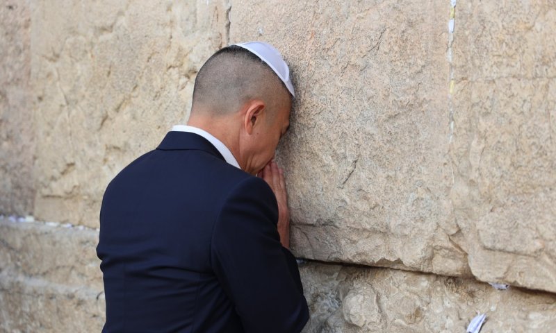 לאחר שחרור החטופים: שר החוץ והרמטכ"ל של תאילנד הגיעו לכותל המערבי