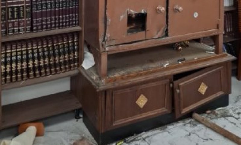 חשד: פרץ לבית כנסת, בזז את קופת הצדקה וניסה לגנוב את ספרי התורה