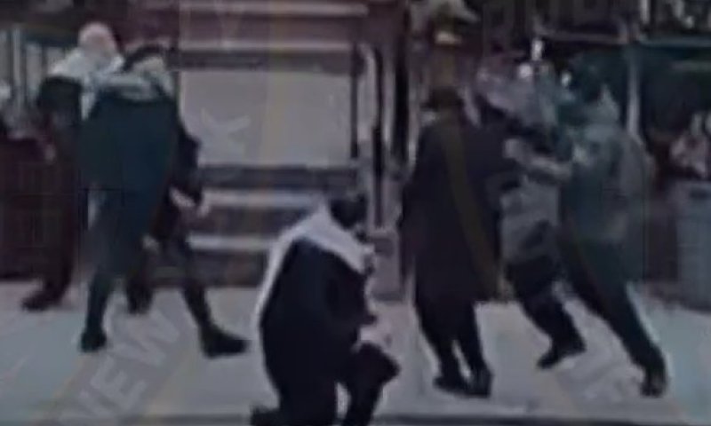 תיעוד מזעזע: שני גברים חרדים נדקרו לאור יום
