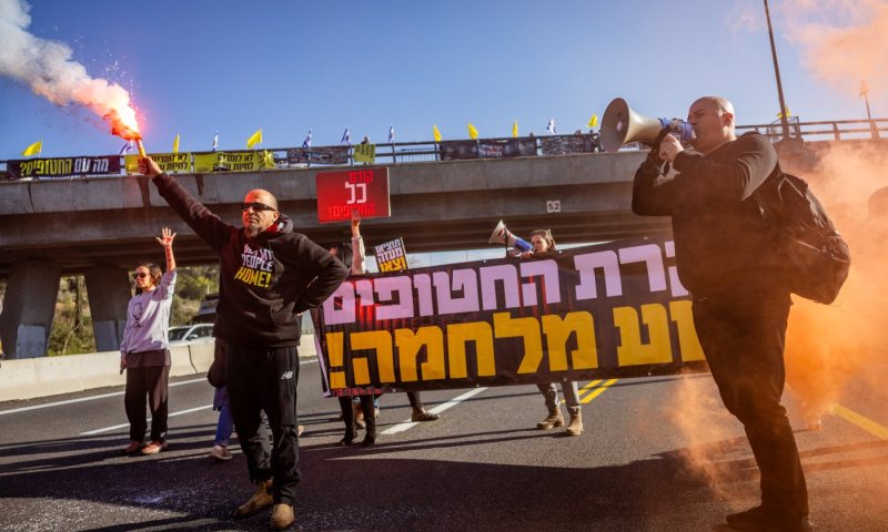 מפגינים חסמו את כביש 1: דורשים להמשיך עסקה עם חמאס