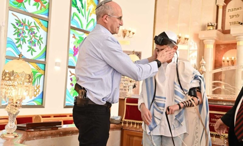 12 שנה אחרי: הרופא המציל הניח תפילין לחתן בר המצווה
