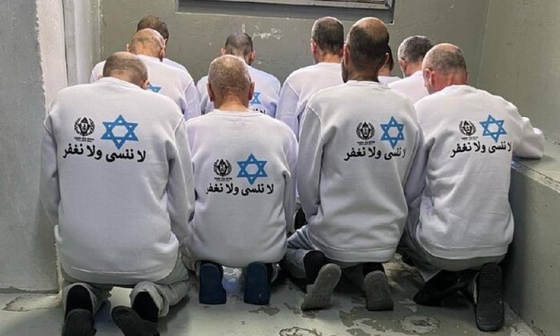 אקט משפיל: המחבלים ששוחררו אולצו ללבוש חולצות עם מגן דוד