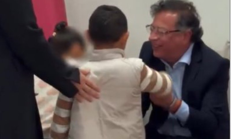 הצטלם עם מפת 'פלסטין' השלימה: הנשיא האנטישמי במסע יח"ץ עם ילדים מעזה וקריאות נגד ישראל
