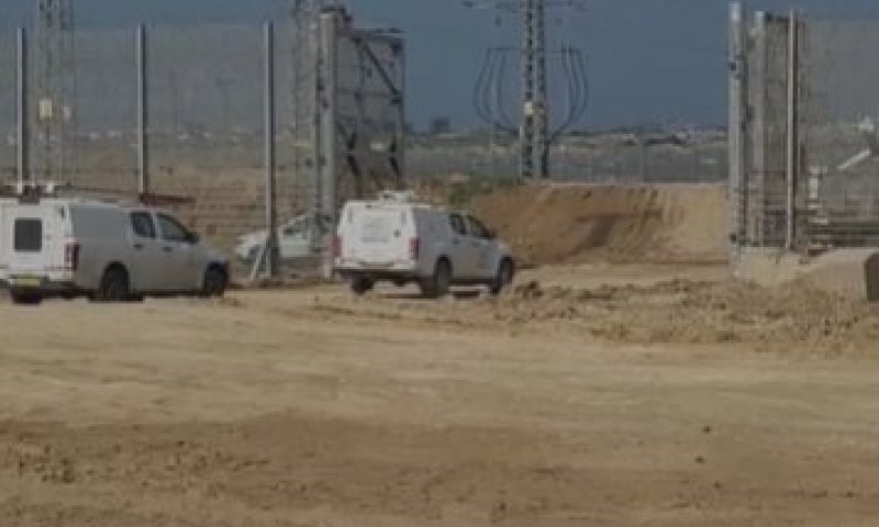 "טירוף מוחלט": דחפורים עזתים תועדו עובדים - במרחק מאות מטרים מהגדר