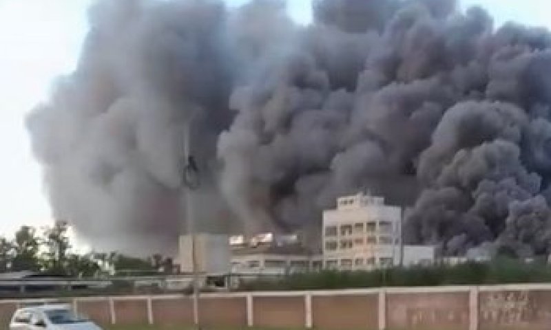 תיעוד: שריפת ענק פרצה במשחטה יהודית. המשגיחים נמלטו