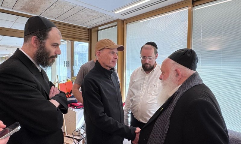 השר גולדקנופף נפגש בכיכר החטופים עם קית' סיגל 