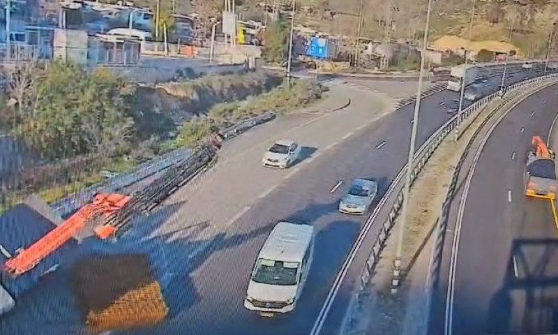 נס בכביש: משאית מנוף קרסה בין הרכבים שנסעו