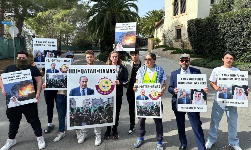 הפגנה מחוץ&nbsp;לביתו של בכיר קטרי בלוס אנג'לס: "קטאר מימנה את ה7.10"