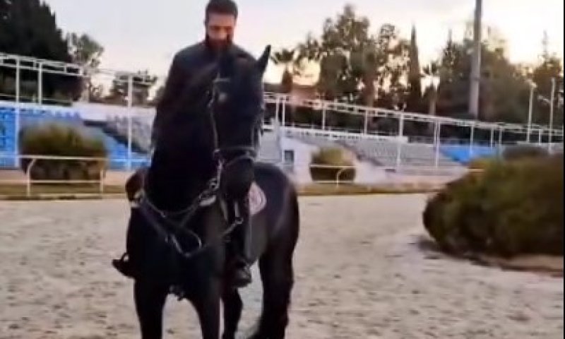 נשיא סוריה החדש אחמד א-שרע תועד רוכב על סוס 