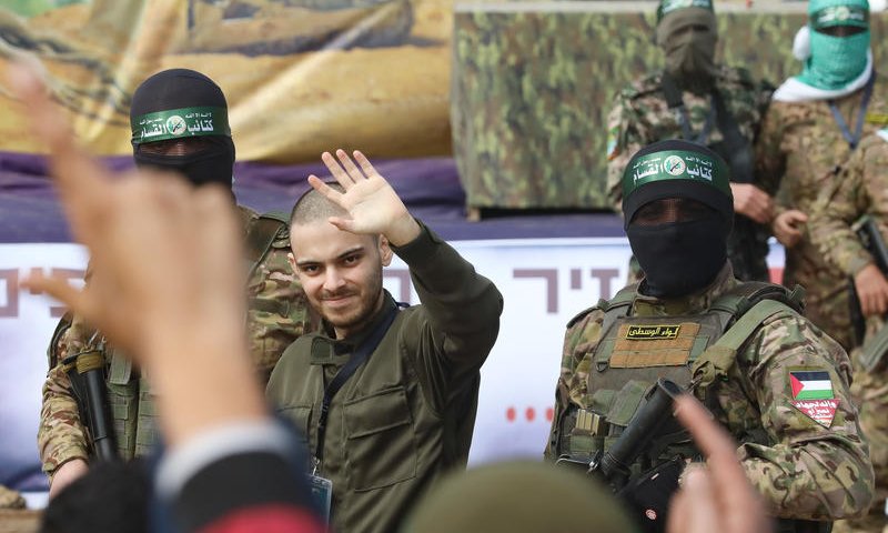 התעללות: המחבלים הכריחו את החטופים לרדת ארצה ולנבוח כמו כלב