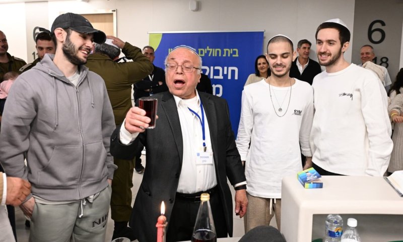 רגע מרגש בבית החולים: החטופים ובני משפחותיהם ערכו הבדלה ושרו "עוד יותר טוב"