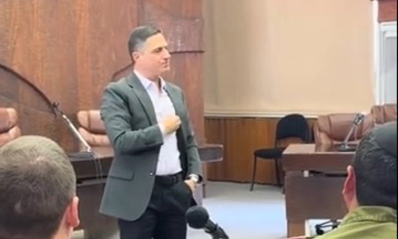 כך הגיב ראש העיר לאישה שהתלוננה כי "יש תפילין על שולחן השומר"