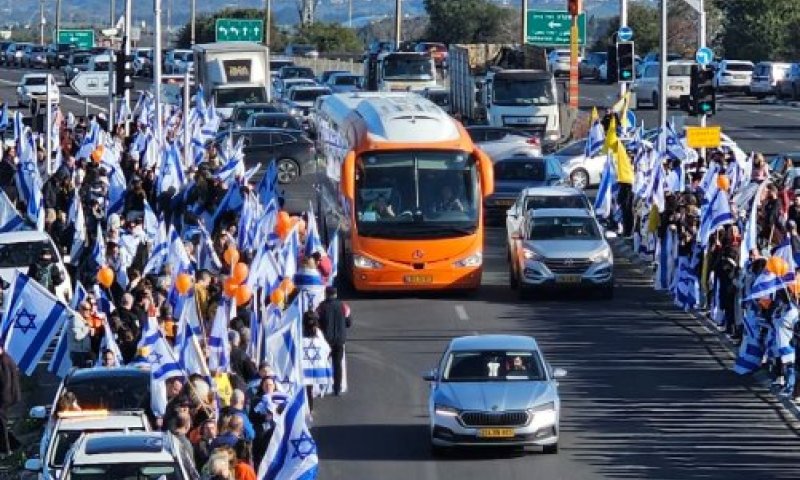 בדרכם האחרונה: מסע ההלוויה של הקדושים שירי, אריאל וכפיר ביבס הי"ד | כל הפרטים