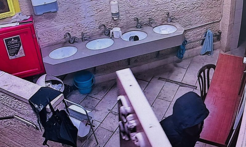 ילד בן 14 פרץ לבית הכנסת השכונתי ברמות - וגנב אלפי שקלים מקופת הצדקה