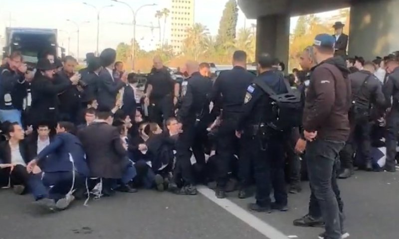 המשטרה הפעילה אמצעים לפינוי ההפגנה וחילוץ רכבים בבני ברק