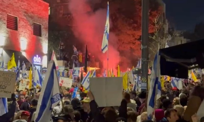 מפגינים הדליקו אבוקות בין קהל המוחים: "סיכון ממשי"