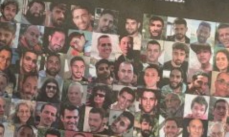 תמונות החטופים פורסמו במודעות ענק בעיתוני ברזיל
