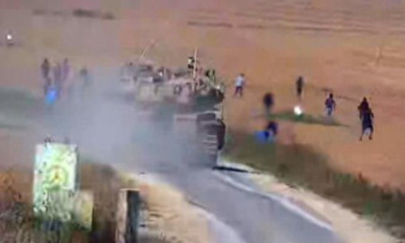 פרטים חדשים: טנק בודד נלחם במאות מחבלים, עזתים בוזזים באין מפריע