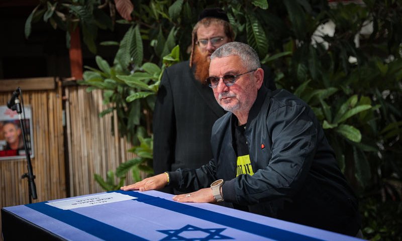אחיו של איציק אלגרט: הנתיחה מעלה - הוא עונה למוות בחקירה