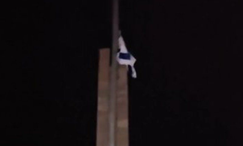 דגל ישראל הונף בסוריה ולאחר מכן נשרף 