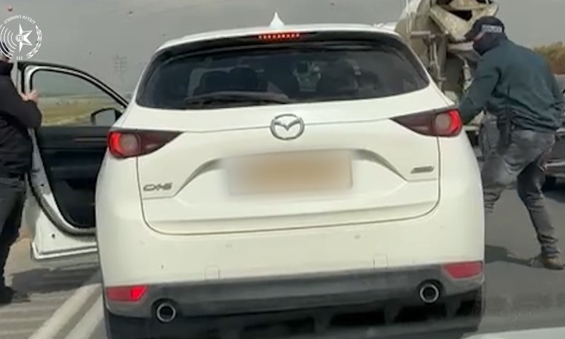 איים על שוטרים ברשת החברתית ונעצר באמצע הכביש