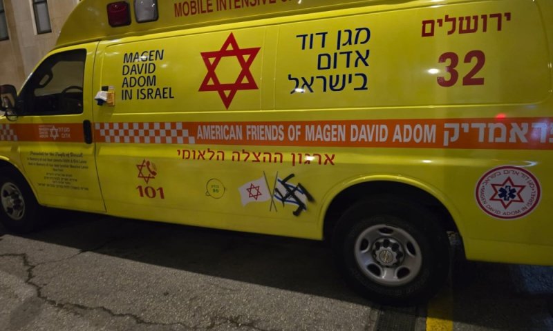 מזעזע: הוזעקו לטפל בחולה וגילו שהאמבולנסים רוססו בצלבי קרס