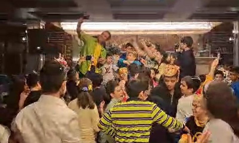 חגיגות פורים בקהילה היהודית בטהראן: שמחה, שירה וריקודים
