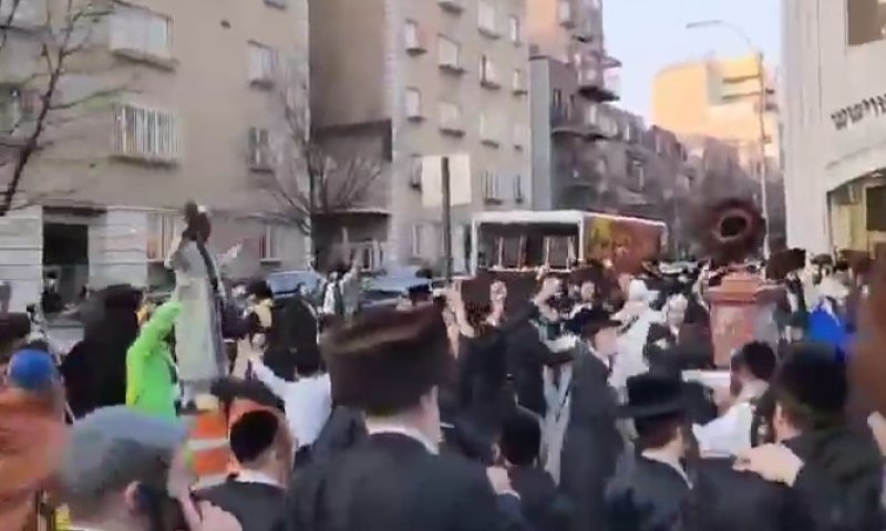 תיעוד מחגיגות פורים בברוקלין: ריקודים ברחובות ווילאמסבורג