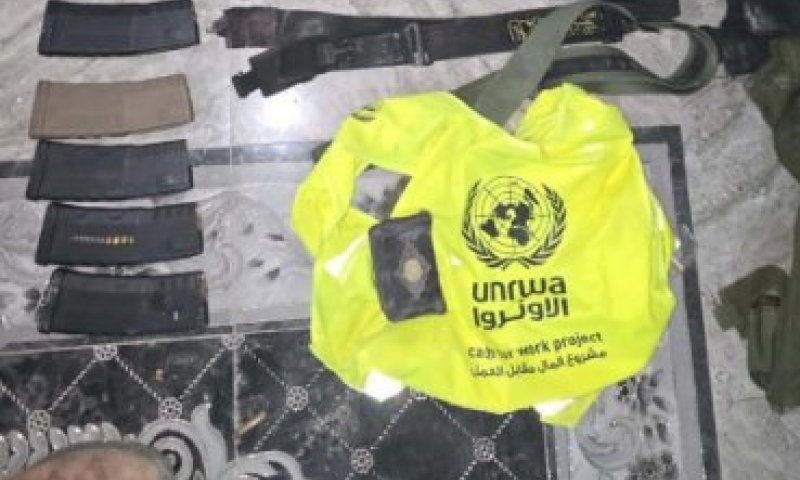 הלוחמים איתרו נשקים, תחמושת עם ווסט של אונר"א