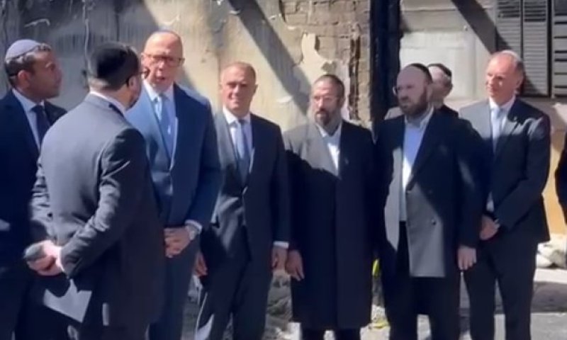 מנהיג האופזיציה לקהילה היהודית: "נשקם את בית הכנסת שנשרף"