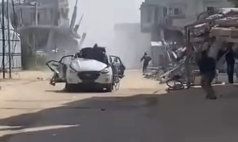 תיעוד מעזה: המכונית ממשיכה בנסיעה לאחר שהתפוצצה כליל