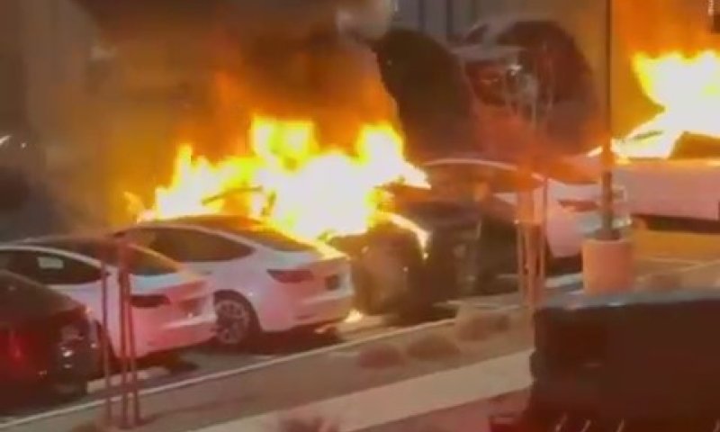 "טרור": אדם הצית מספר רכבי טסלה בלאס וגאס