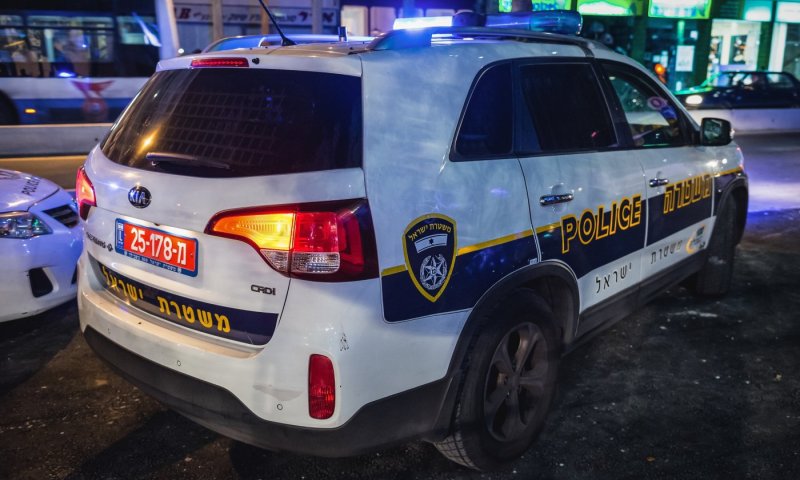 שדדו נהג שהסיעם לבית הכנסת ופתחו במסע קניות על חשבונו