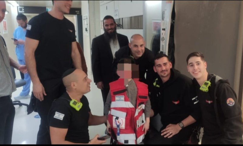 צוות כב"ה חילץ ילד חרדי שידו נלכדה במכונת פחיות 