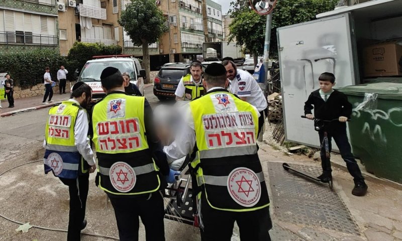 שלושה פועלים התחשמלו בבני ברק, פונו במצב בינוני וקל
