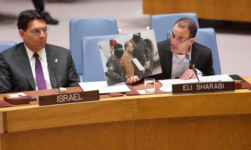 שורד השבי אלי שרעבי ישיא משואה בטקס יום העצמאות