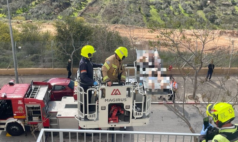 בעיר החרדית: פועל נפל ארבע קומות ונחת במרפסת של השכנים