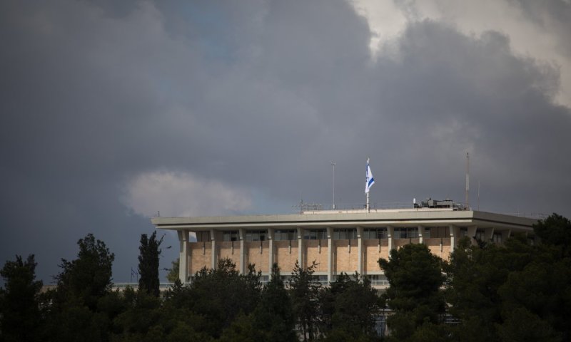 המדינה עדיין פועלת, אבל משהו עמוק כבר לא שם