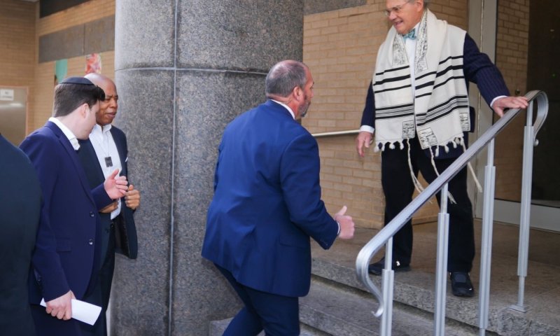 שורד השבי אלי שרעבי ביקר בבית הכנסת פארק איסט, הנוכחים בכו כולל הרב ניצול השואה