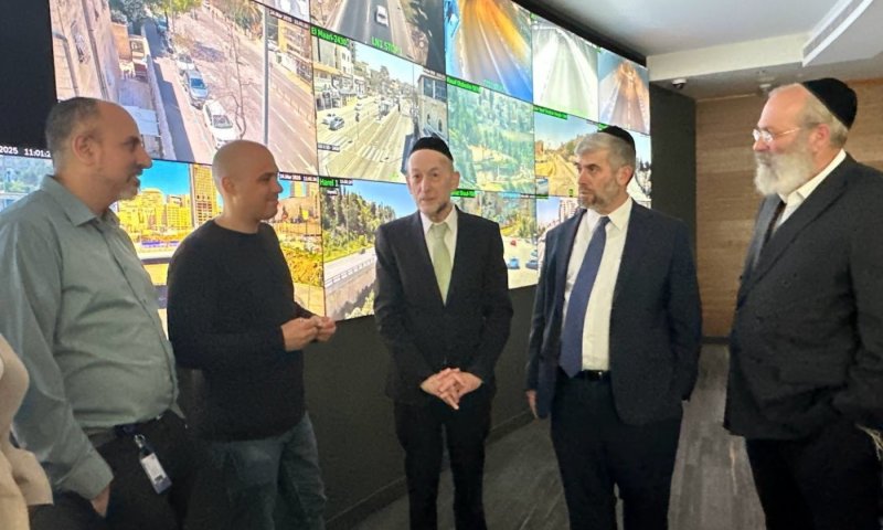 בזמן הפגנה מול בית רה"מ: סגן השר מקלב במרכז ניהול התנועה