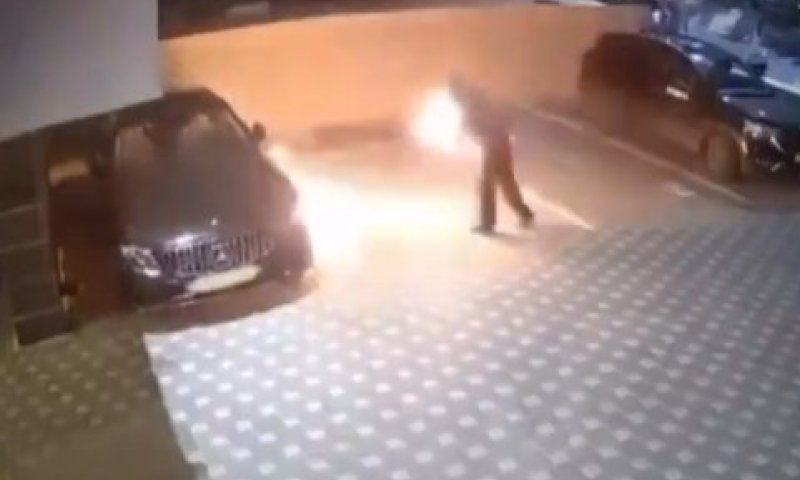תיעוד מקריית ביאליק: רעול פנים שובר חלון של מרצדס, מצית את הרכב ועולה באש בעצמו