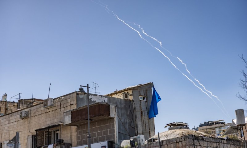 אזעקות במרכז ובירושלים: שני טילים שוגרו מתימן – רסיס נפל סמוך למודיעין