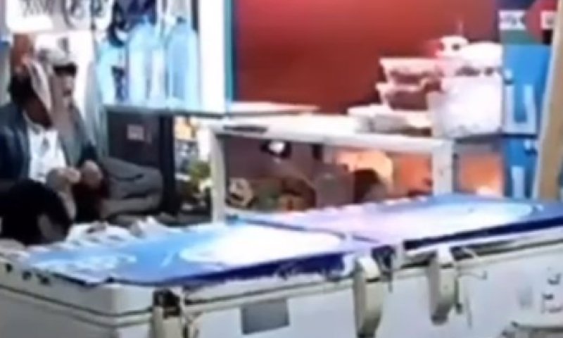 המוכר לא זז בזמן ההפצצות: "לא מפחדים מתוקפנות ישראלית או אמריקנית"