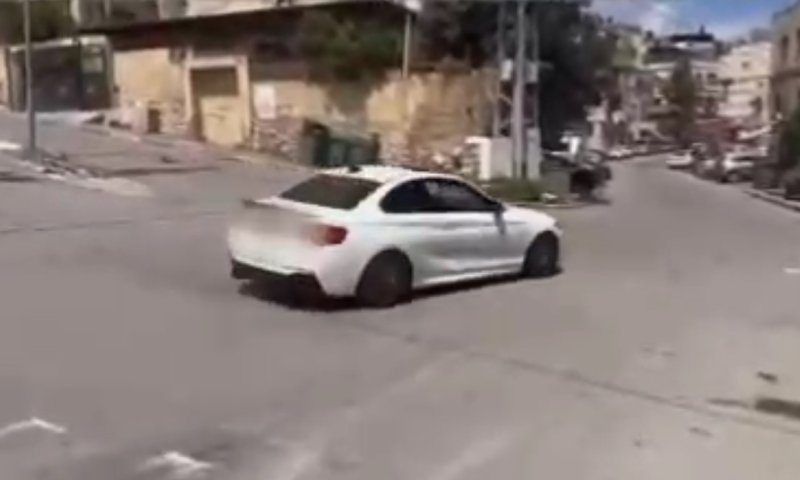 לא חבל על הרכב? צעיר השתולל על הכביש, תיעד הכל ונעצר