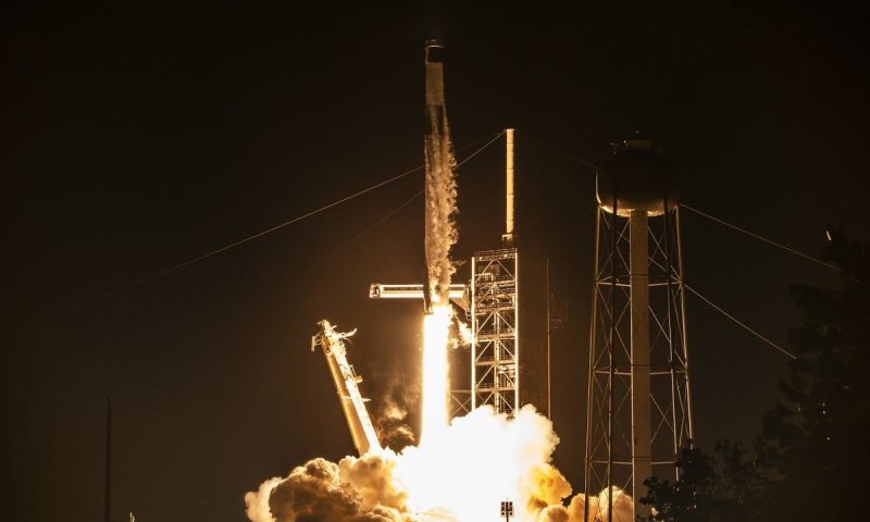 פריצת דרך בחלל: SpaceX שיגרה צוות אסטרונאוטים פרטי