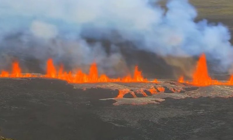 צפו: התפרצות הר געש בדרום-מערב מדינת איסלנד