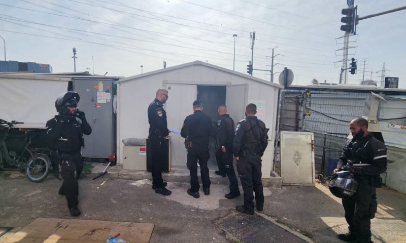 בהנחיית העירייה: המשטרה הרסה מבנה בלתי חוקי בבני ברק