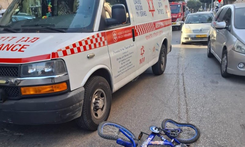 רק בן 6: ילד שרכב על אופניים נפגע ממיניבוס בבני ברק
